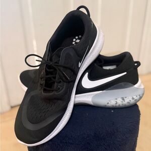 Nike Men's Black and White Athletic Shoes